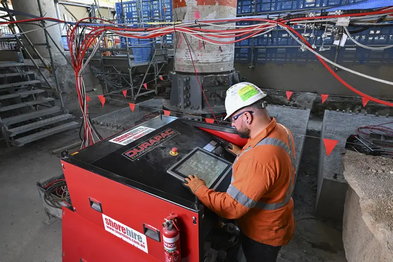 AU Shore Hire Engineer using Synchronised Hydraulic Jacks