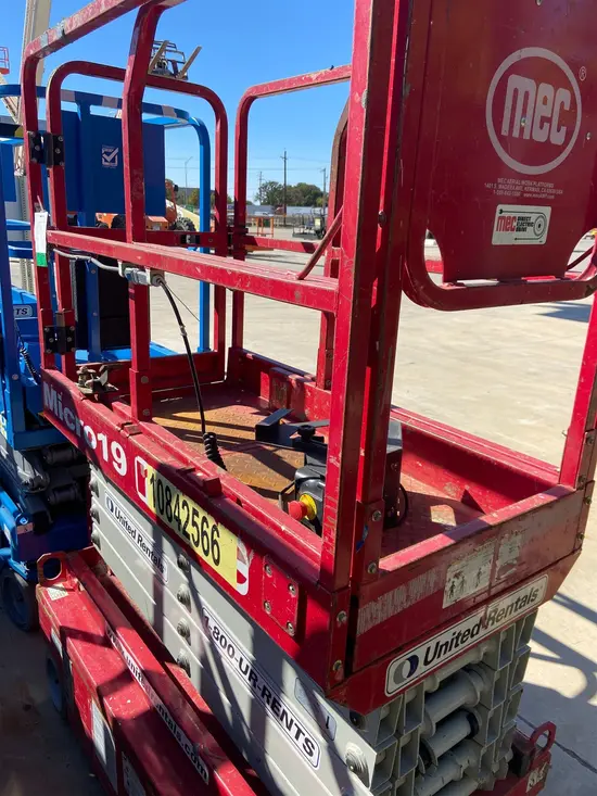 2018 MEC MICRO 19 Scissor Lift