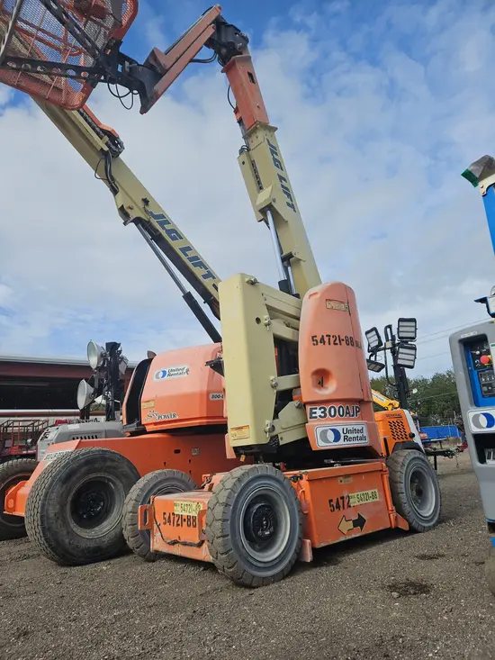 2013 JLG E300AJP Articulating Boom Lift