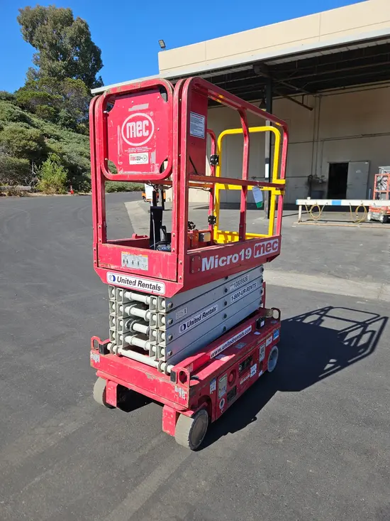 2018 MEC MICRO 19 Scissor Lift