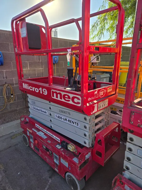 2018 MEC MICRO 19 Scissor Lift