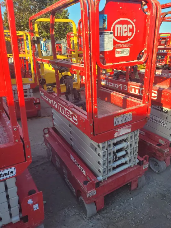 2018 MEC MICRO 19 Scissor Lift