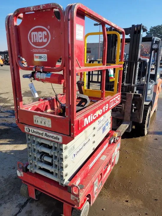 2018 MEC MICRO 19 Scissor Lift