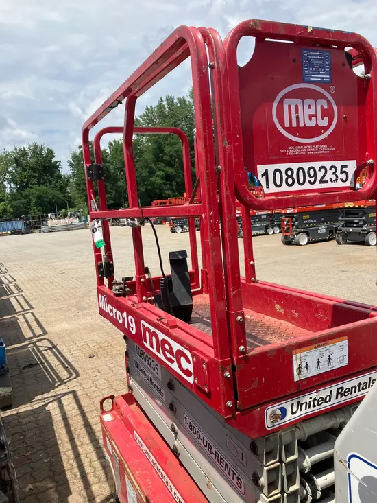 2018 MEC MICRO 19 Scissor Lift