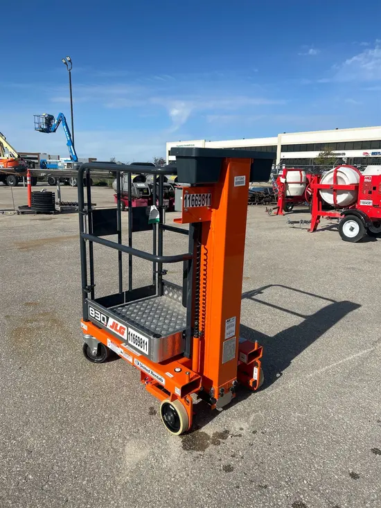2023 JLG 830P Pusharound Lift