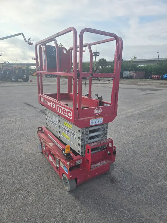 2018 MEC MICRO 19 Scissor Lift
