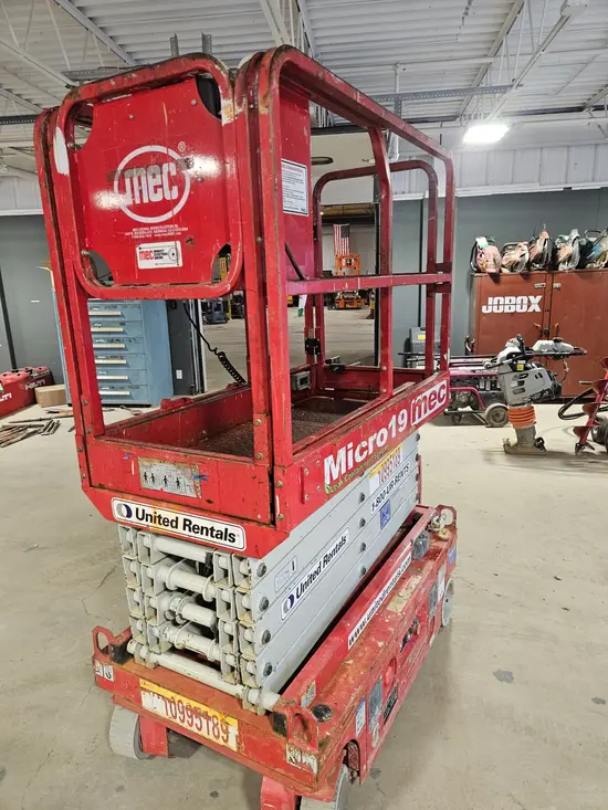 2019 MEC MICRO 19 Scissor Lift