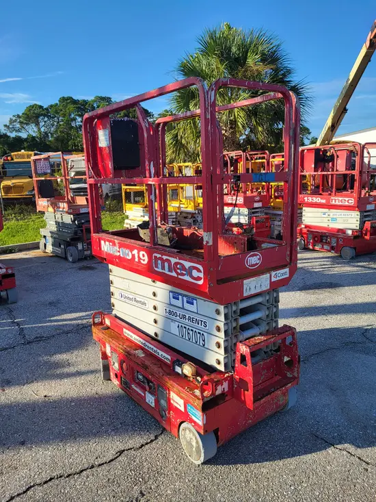 2018 MEC MICRO 19 Scissor Lift