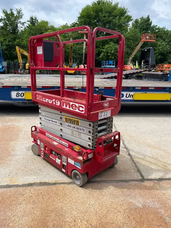 2018 MEC MICRO 19 Scissor Lift
