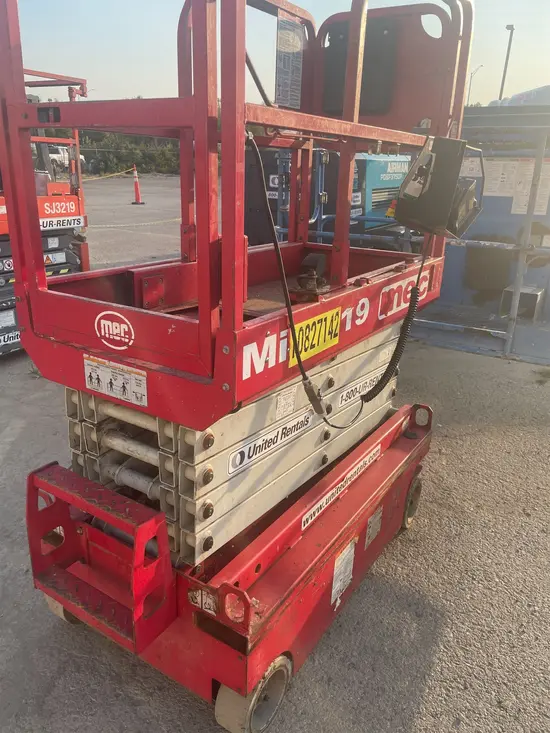2018 MEC MICRO 19 Scissor Lift