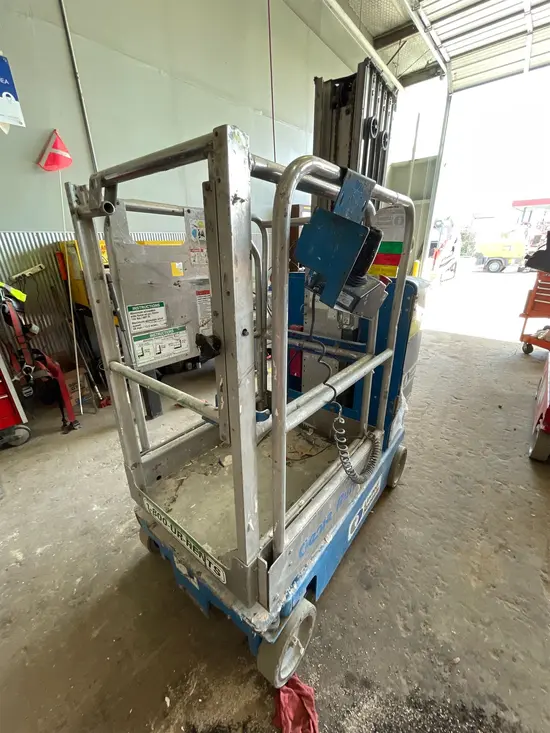 2017 Genie GR-20 Self-Propelled One-Person Lift
