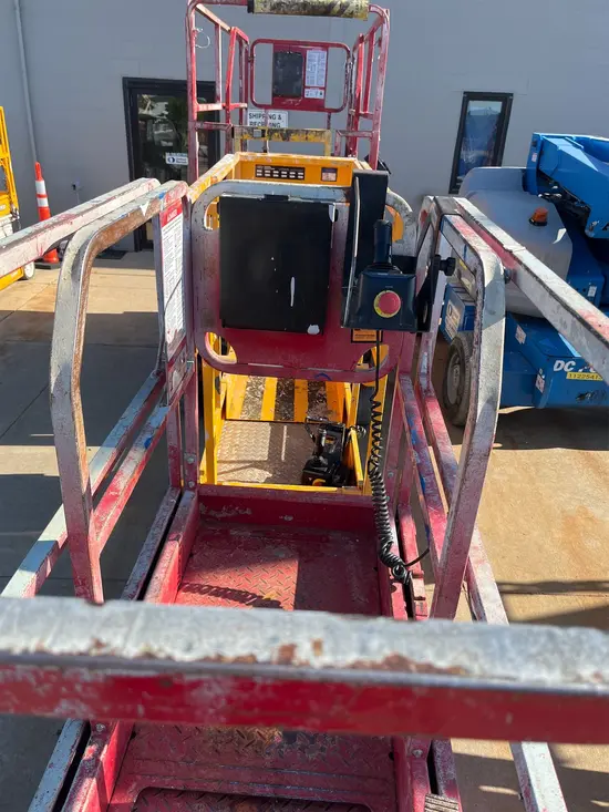 2018 MEC MICRO 19 Scissor Lift
