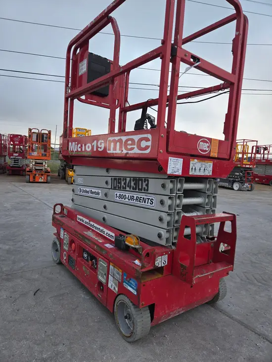 2019 MEC MICRO 19 Scissor Lift