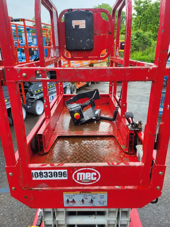 2018 MEC MICRO 19 Scissor Lift