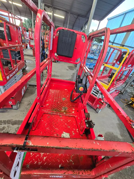 2019 MEC MICRO 19 Scissor Lift
