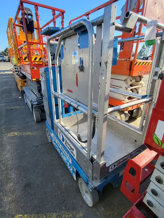 2017 Genie GR-12 Self-Propelled One-Person Lift