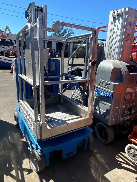 2017 Genie GR-20 Self-Propelled One-Person Lift