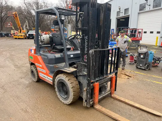 2018 Toyota 8FGU30 Warehouse Forklift