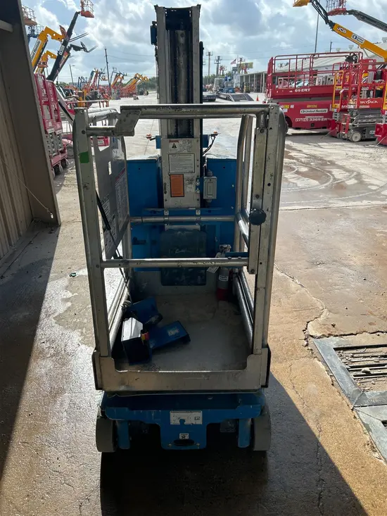 2017 Genie GR-20 Self-Propelled One-Person Lift