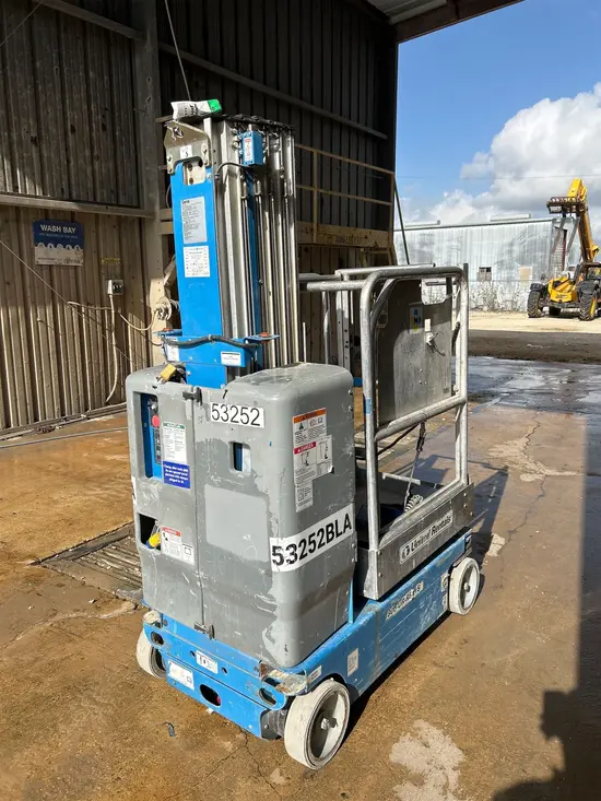 2017 Genie GR-20 Self-Propelled One-Person Lift