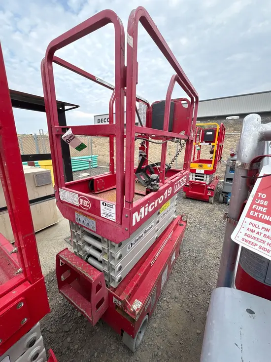 2018 MEC MICRO 19 Scissor Lift
