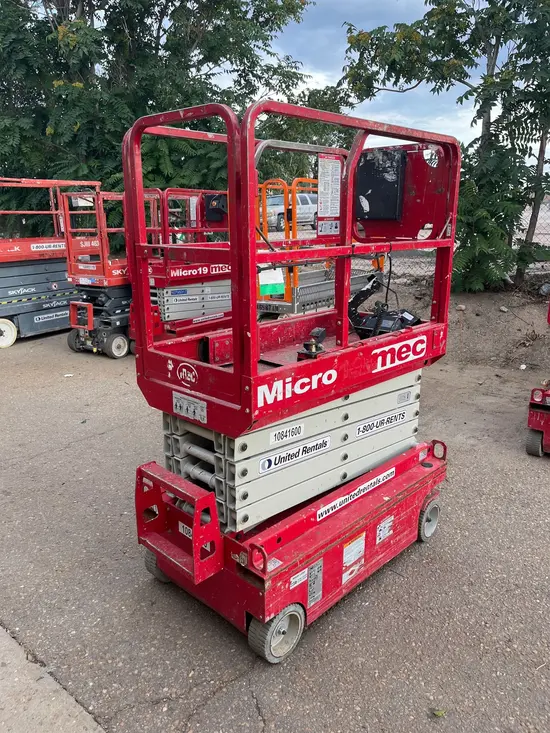 2018 MEC MICRO 19 Scissor Lift