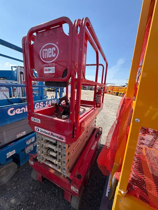 2019 MEC MICRO 19 Scissor Lift