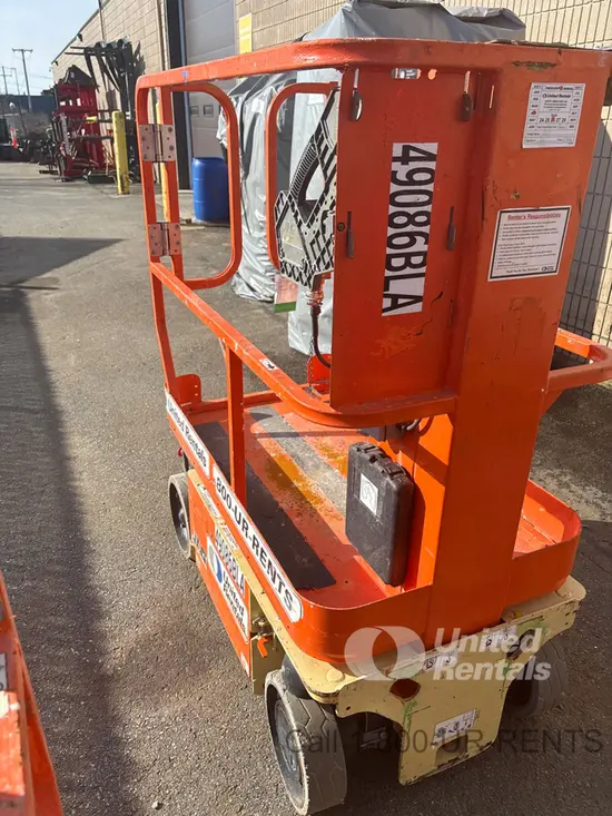 2017 JLG 1230ES Self-Propelled One-Person Lift