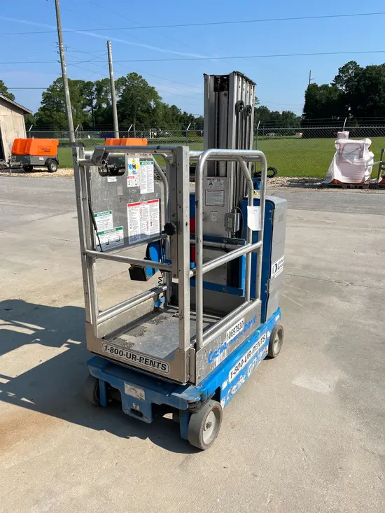 2017 Genie GR-20 Self-Propelled One-Person Lift