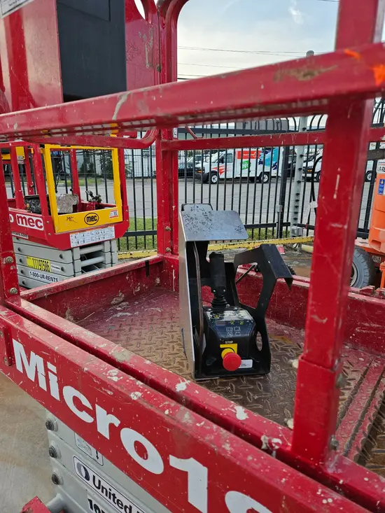 2018 MEC MICRO 19 Scissor Lift