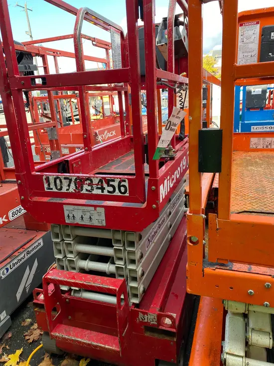 2017 MEC MICRO 19 Scissor Lift