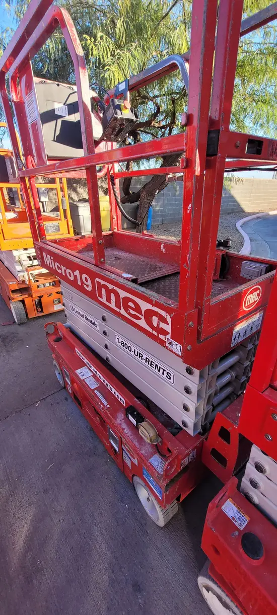 2018 MEC MICRO 19 Scissor Lift