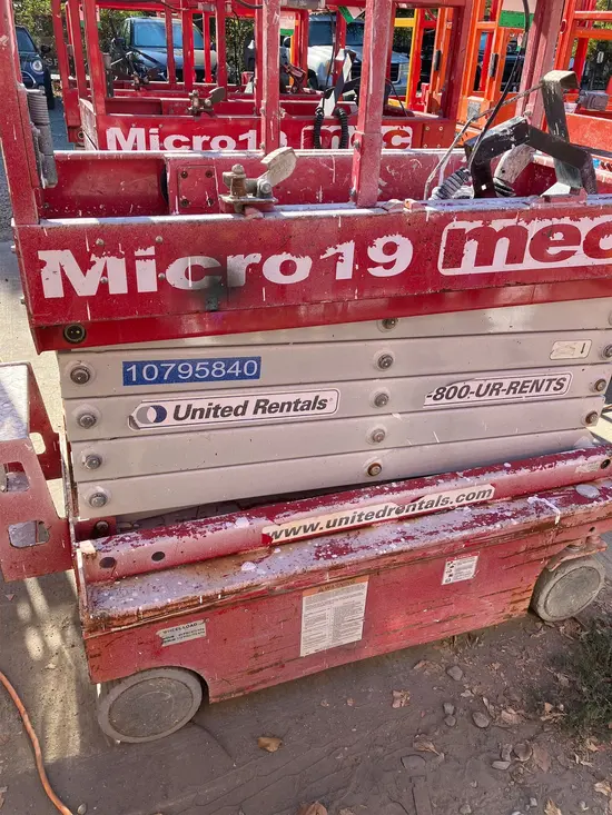 2018 MEC MICRO 19 Scissor Lift