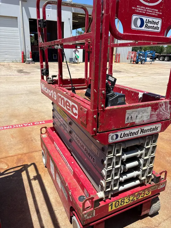 2018 MEC MICRO 19 Scissor Lift