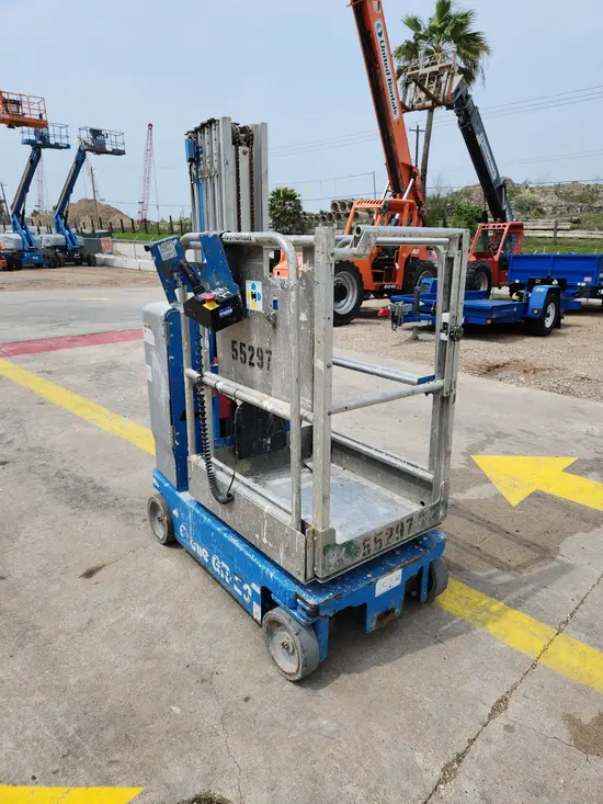 2017 Genie GR-20 Self-Propelled One-Person Lift