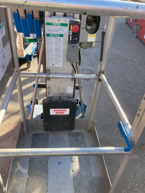 2018 Genie AWP-30SDC Pusharound Lift