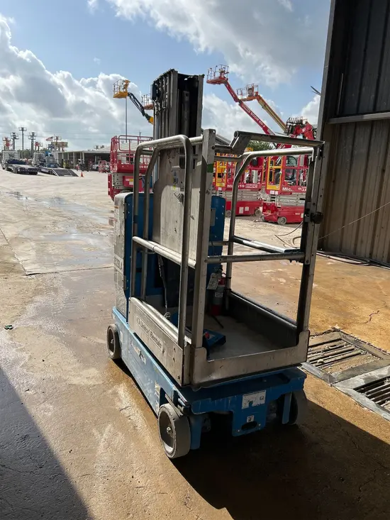 2017 Genie GR-20 Self-Propelled One-Person Lift