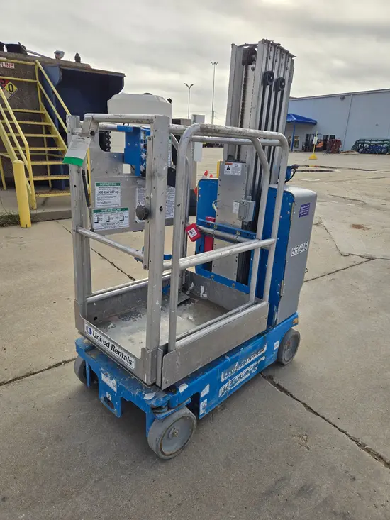 2017 Genie GR-20 Self-Propelled One-Person Lift