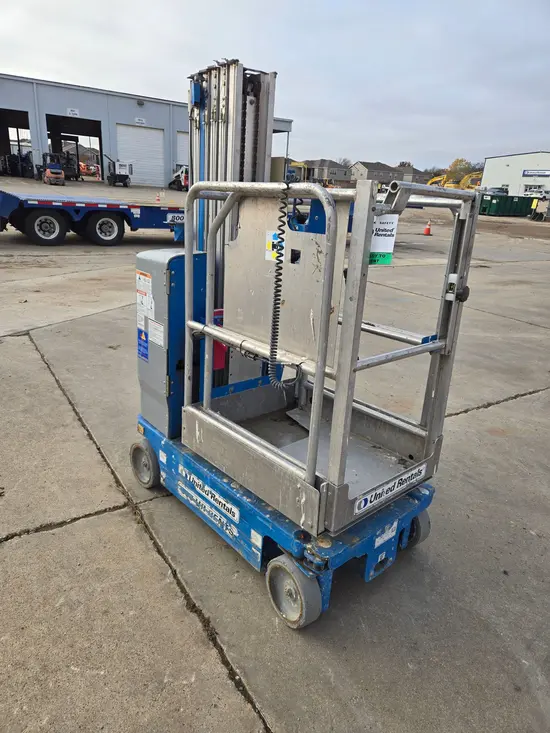 2017 Genie GR-20 Self-Propelled One-Person Lift