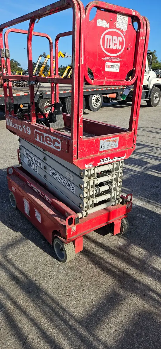 2018 MEC MICRO 19 Scissor Lift