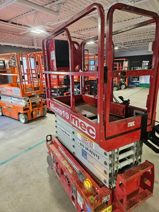 2019 MEC MICRO 19 Scissor Lift