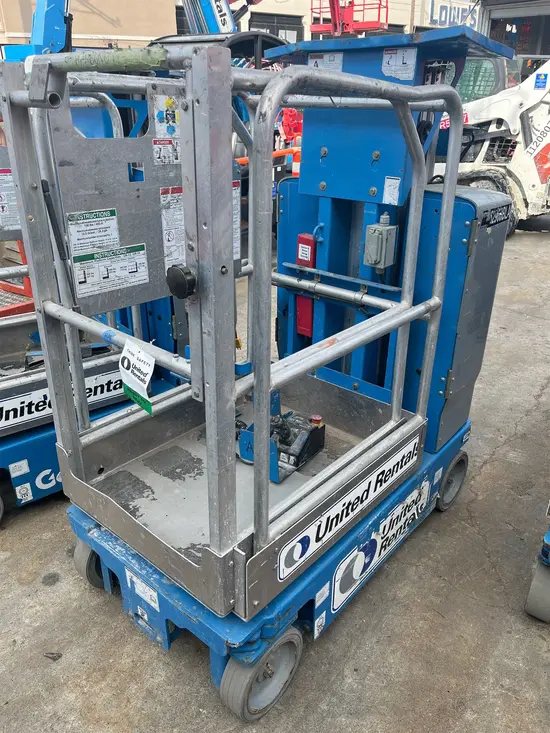 2017 Genie GR-12 Self-Propelled One-Person Lift