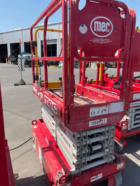 2017 MEC MICRO 19 Scissor Lift