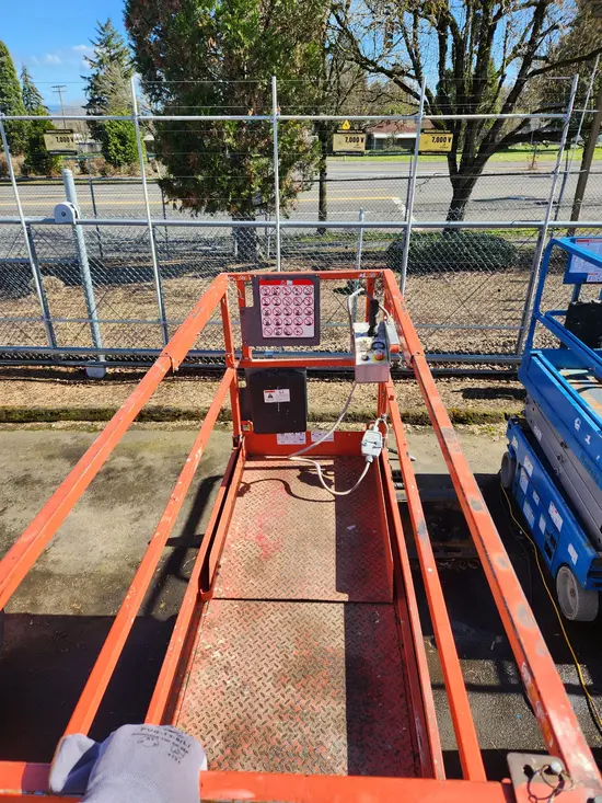 2017 Genie GR-20 Self-Propelled One-Person Lift