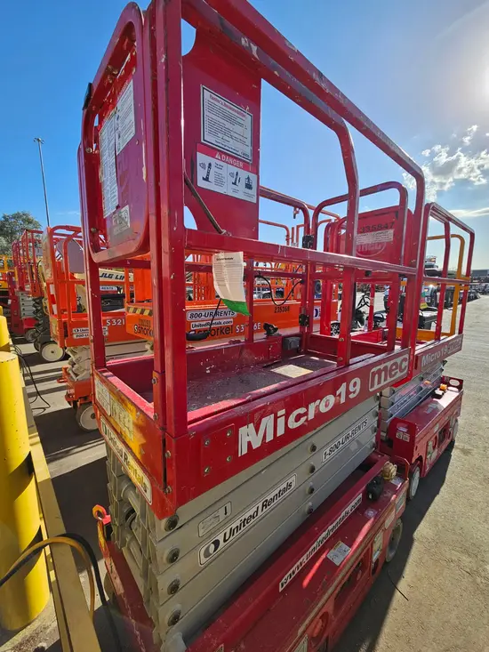 2018 MEC MICRO 19 Scissor Lift