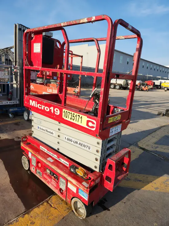 2018 MEC MICRO 19 Scissor Lift