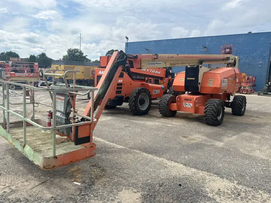 2013 JLG 800AJ Articulating Boom Lift
