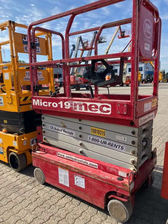 2018 MEC MICRO 19 Scissor Lift