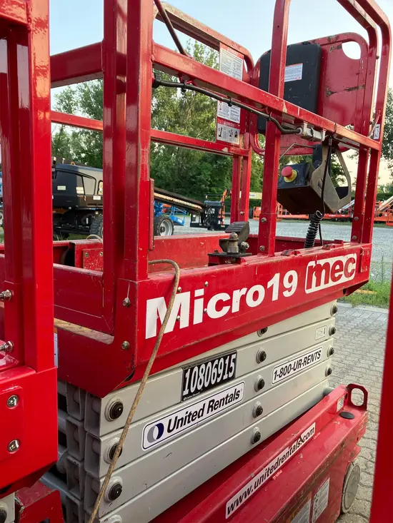 2018 MEC MICRO 19 Scissor Lift