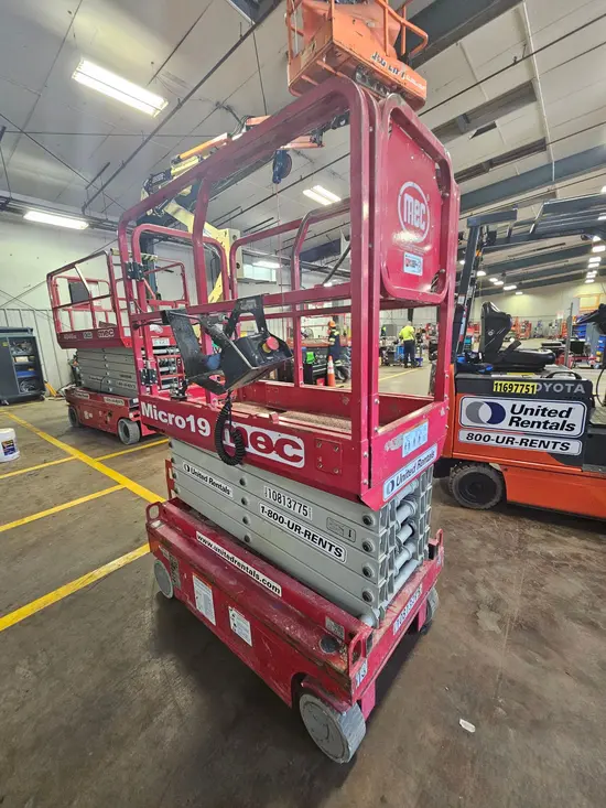 2018 MEC MICRO 19 Scissor Lift